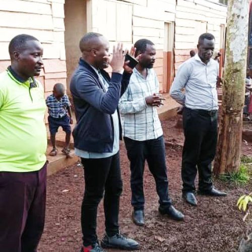 Enkele mensen uit het vrijwilligersteam bij Afrikin Oeganda Enkele mensen uit het vrijwilligersteam bij Afrikin Oeganda